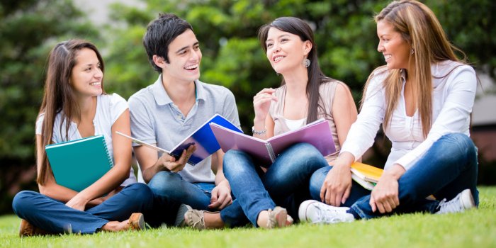 1366x768 Students Wallpapers-c347o4h - Campus Happy College Students - 1366x768  Wallpaper - teahub.io