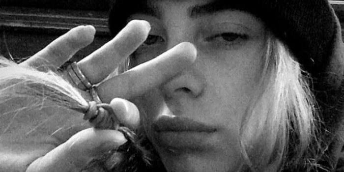 1080x1920 Billie Eilish Smoking A Vape Black And White - 1080x1920 Wallpaper -  teahub.io