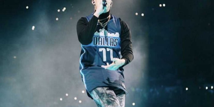 828x1418 4K Bad Bunny Wallpaper | WhatsPaper