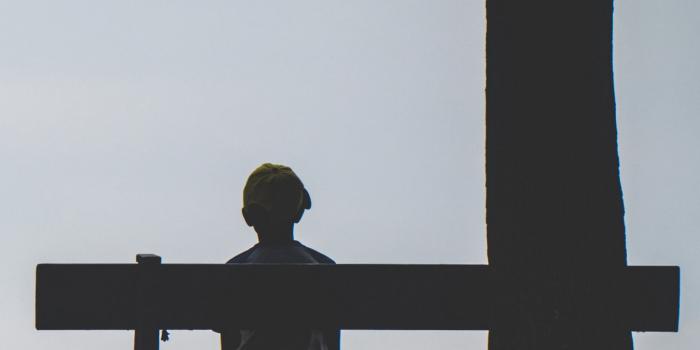 1350x2400 Wallpaper Child, Bench, Alone, Solitude, Silhouette, - Lonely Boy Sitting  On Bench (#3054632) - HD Wallpaper & Backgrounds Download