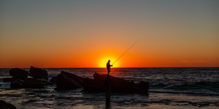 1000x1500 silhouette of man fishing on calm sea photo – Free Grey Image on Unsplash