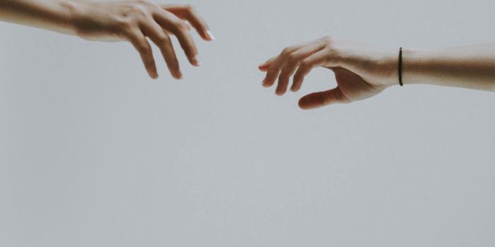 3248x5235 Couple Holding Hands Wallpapers