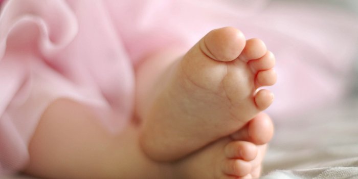 2390x1600 Newborn Toes