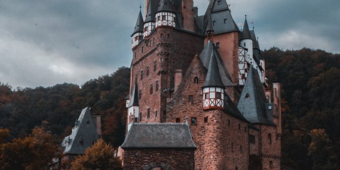 1125x2436 Eltz Castle Wierschem Germany iPhone X Wallpapers Free Download