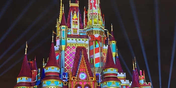 768x1024 Cute Disney Christmas iPhone Wallpapers iOS 14 | ConsideringApple