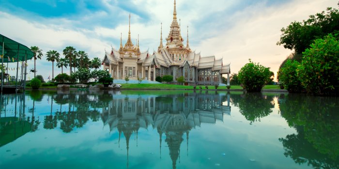 5184x3456 Beige Temple Reflecting on Body of Water · Free Stock Photo