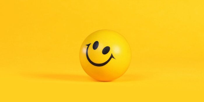 1332x850 Wallpaper smile, ball, smiley images for desktop, section минимализм -  download