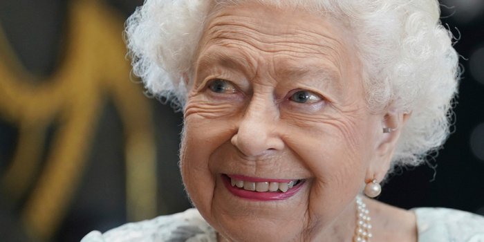1600x1600 Queen Makes Surprise Public Appearance During British Summer Heatwave
