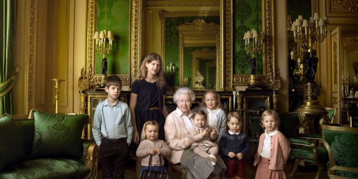 2048x1536 Queen Elizabeth & her two youngest grandchildren & five great grandchildren  by Annie Leibovitz | Royal family portrait, Queen elizabeth, Lady louise  windsor