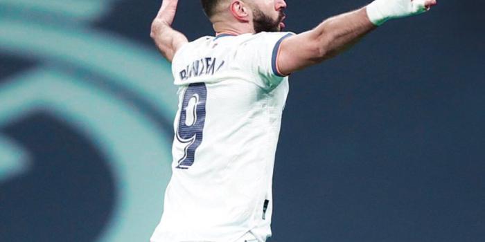 956x2048 Benzema wallpaper in 2022 | Real madrid team, Manchester united team,  Soccer pictures