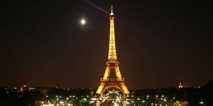 1600x1067 Download Eiffel Tower With Full Moon Wallpaper | Wallpapers.com