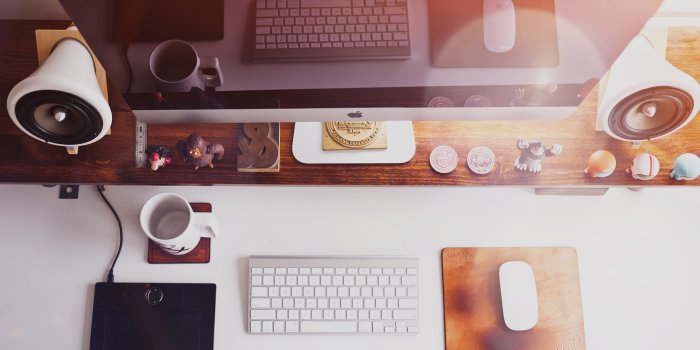 2732x2732 mo39-mac-apple-desk-jeff-sheldon-flare-office-wallpaper