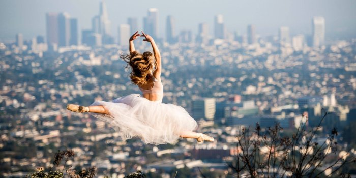2560x1440 Download Ballet Dancer With City Overview Wallpaper | Wallpapers.com
