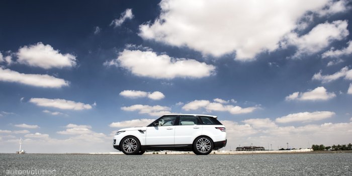 1920x1080 Range Rover Sport Supercharged in Dubai's Desert: HD Wallpapers