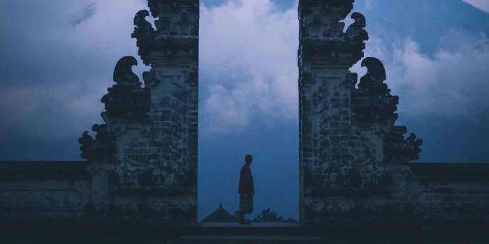 3840x2160 Download wallpaper 3840x2160 gate, silhouette, loneliness, fog, bali,  indonesia 4k uhd 16:9 hd background