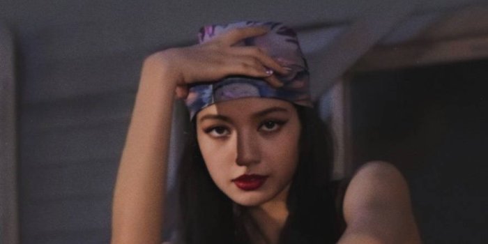 886x1920 Download Lalisa Manoban City Girls Wallpaper | Wallpapers.com