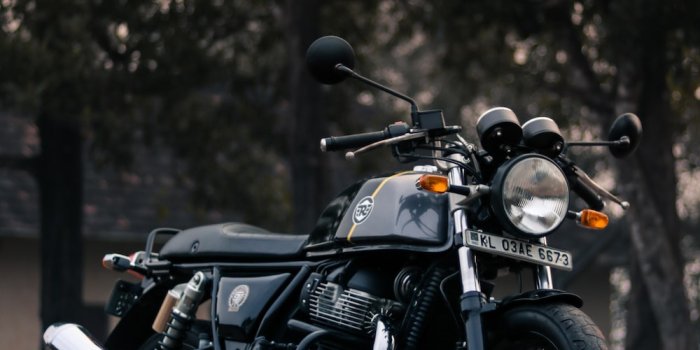 1000x1778 500+ Royal Enfield Wallpapers [HD] | Download Free Images & Stock Photos On  Unsplash