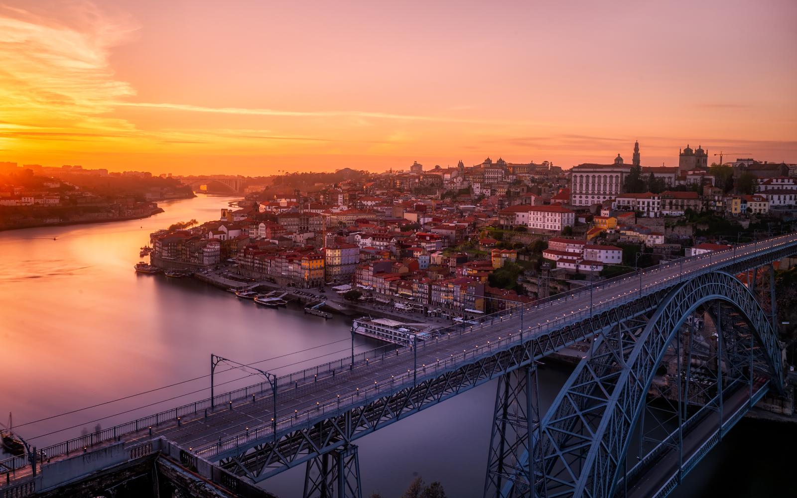 2560x1600 Daily Wallpaper: Sunset in Porto, Portugal | I Like To Waste My Time