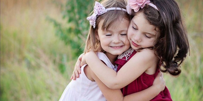 2550x1600 Cute sisters hugging