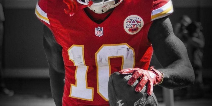 960x1200 Download Tyreek Hill Red Uniform Wallpaper | Wallpapers.com