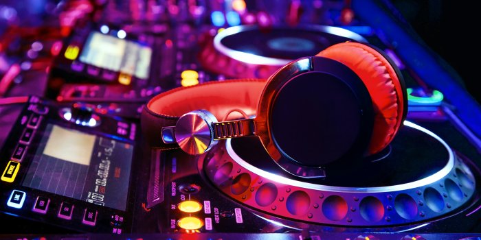 5399x3375 10+ 4K Headphones Wallpapers | Background Images