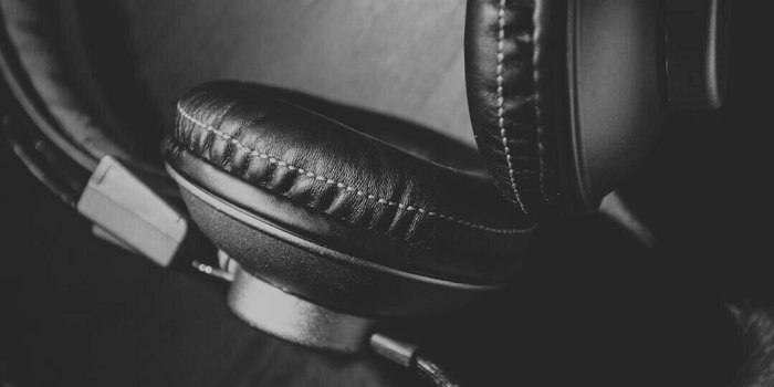 1080x1920 AntjeLydia on ~♤behind blue eyes♡~ | Black headphones, Music  headphones, Headphones art