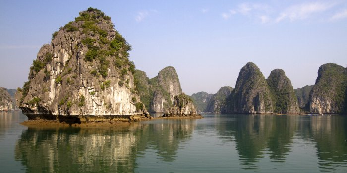 5120x2880 Wallpaper Ha Long Bay, 5k, 4k wallpaper, 8k, Halong Bay, Vietnam,  mountains, cruises, travel, rest, boat, river, Nature #332