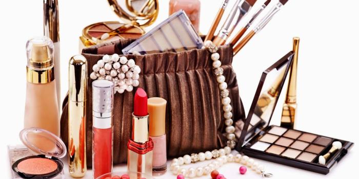 1600x1238 Makeup Kit Wallpapers