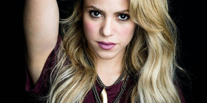 1920x2400 Download Singer Shakira Portrait Wallpaper | Wallpapers.com