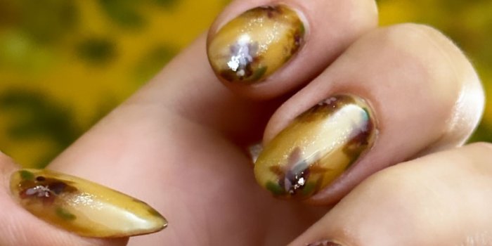 1290x2293 Blake Lively's “Antique Grandma” Manicure Is Surprisingly Chic | Vogue