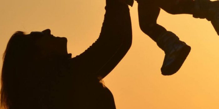 950x1520 Mother Baby Love Sunset 4K Ultra HD Mobile Wallpaper