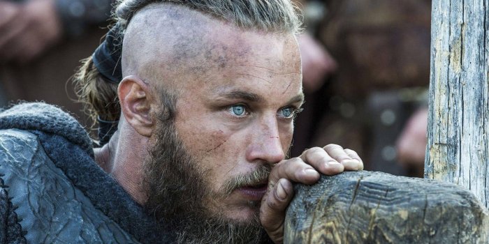 1920x1080 Download Ragnar Lothbrok 4K Vikings Leaning On Pillar Wallpaper | Wallpapers .com