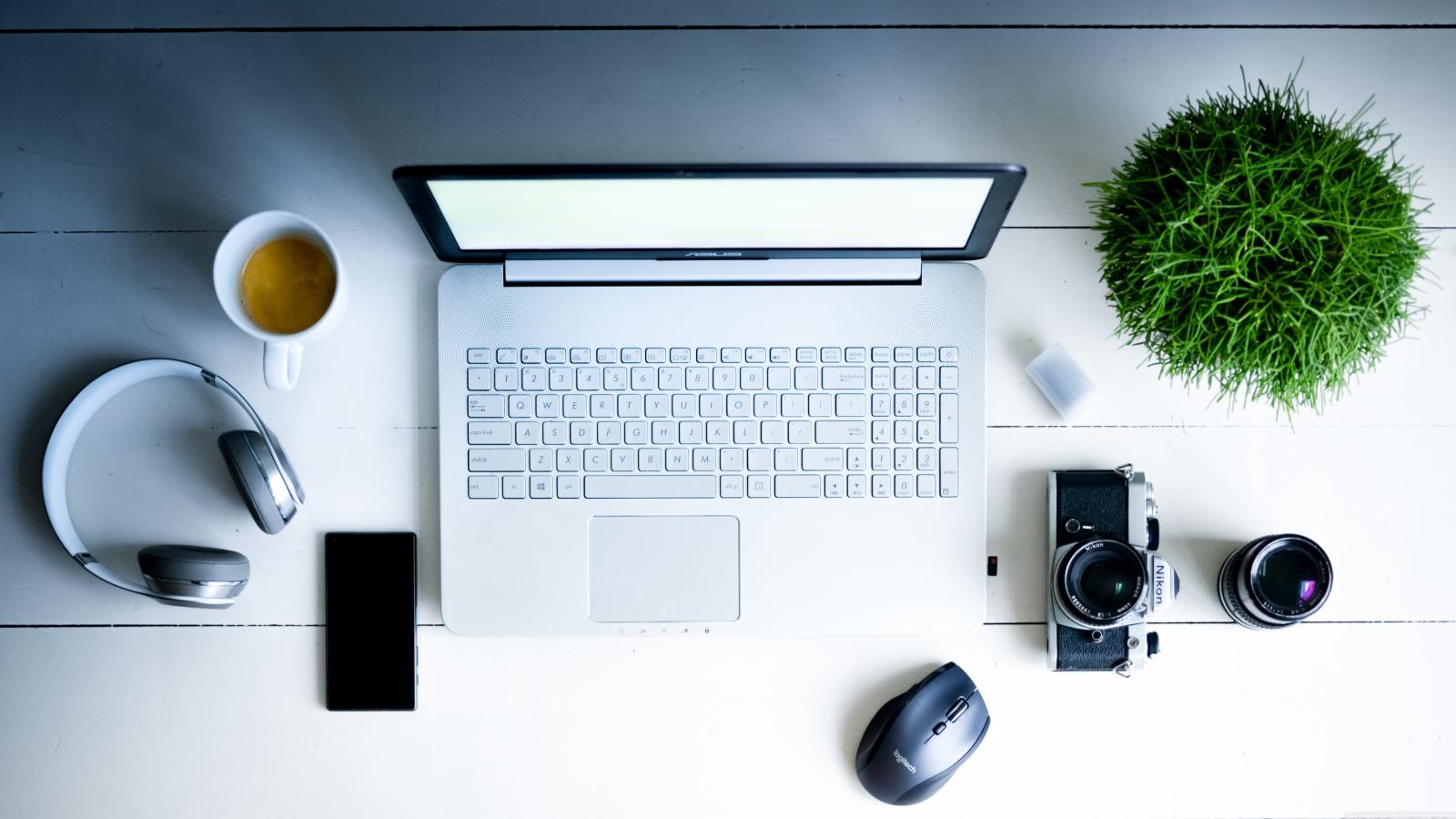 5120x2880 Laptop, Internet, Music, Headphones, Camera, Desk Ultra HD Desktop  Background Wallpaper for 4K UHD TV : Widescreen & UltraWide Desktop &  Laptop : Tablet : Smartphone