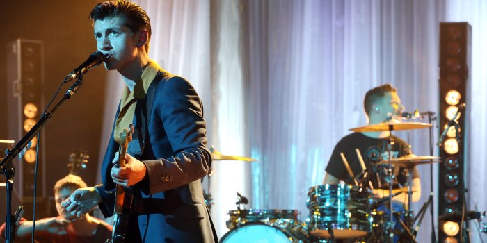 2880x1620 Arctic Monkeys HD Wallpaper