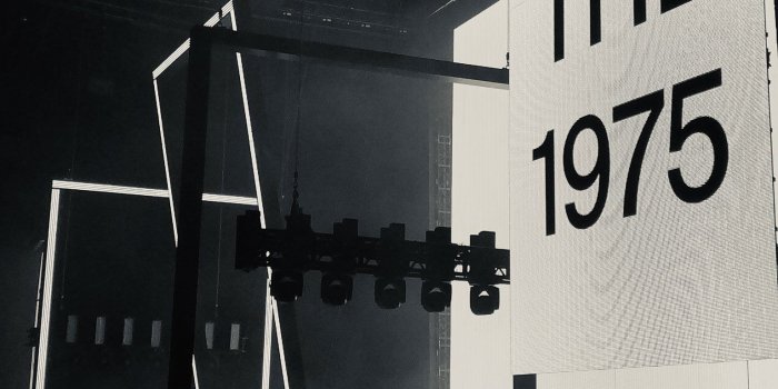 1536x2048 THE 1975 | Desain geometris, Wallpaper ponsel, Fotografi