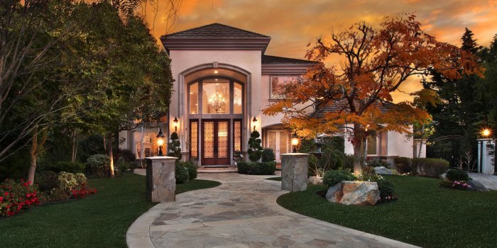 2048x1536 Walkway to a luxurious mansion 4K wallpaper download