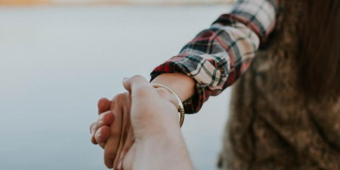 1000x1500 Shallow focus photography of man and woman holding hands photo – Free  Couple Image on Unsplash