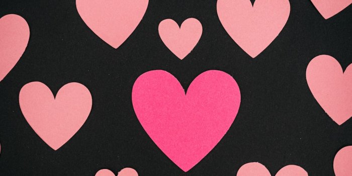 1000x1500 A bunch of pink hearts on a black background photo – Free Heart Image on  Unsplash