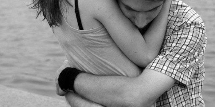 900x1307 Hug Wallpapers Mobile