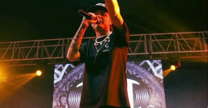 673x1200 Peso Pluma Wallpapers