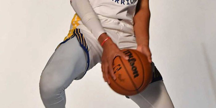 909x1920 Download Jordan Poole Jumping Wallpaper | Wallpapers.com