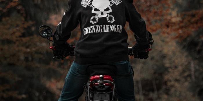 938x1668 Download wallpaper 938x1668 motorcyclist, motorcycle, biker, helmet, bike  iphone 8/7/6s/6 for parallax hd background