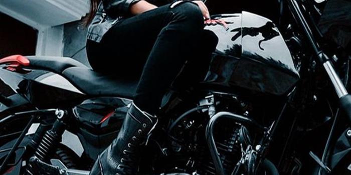 960x1920 Download Pulsar 150 Biker Girl Wallpaper | Wallpapers.com