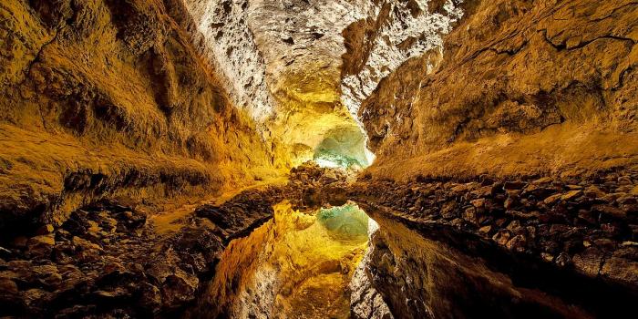 1200x797 Cueva de los Verdes - Wikipedia