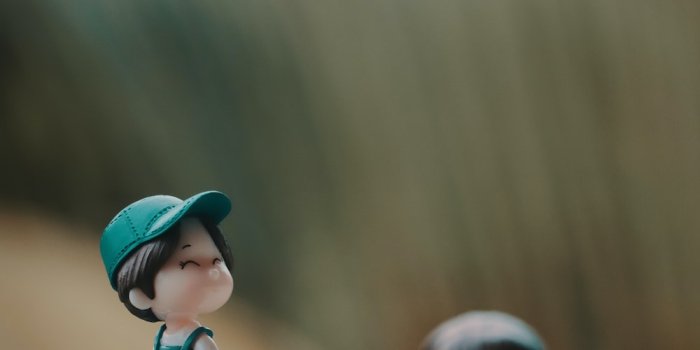 1000x1500 A couple of small figurines sitting on top of a wooden bench photo – Free  Toy Image on Unsplash