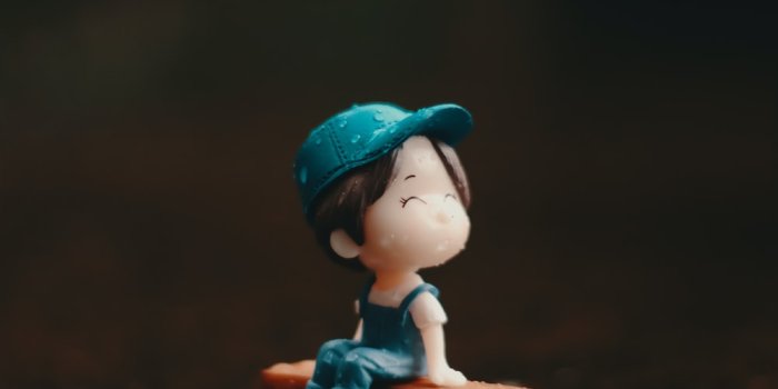 1000x1500 A small figurine of a person sitting on a bench photo – Free Toy Image on  Unsplash