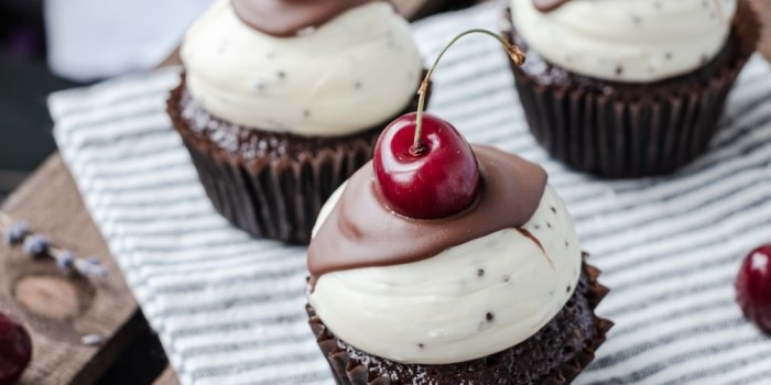 1000x1500 Cupcake with white icing on brown wooden table photo – Free Food Image on  Unsplash