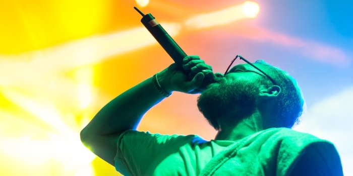 1000x1500 Man singing while holding microphone photo – Free Sing Image on Unsplash