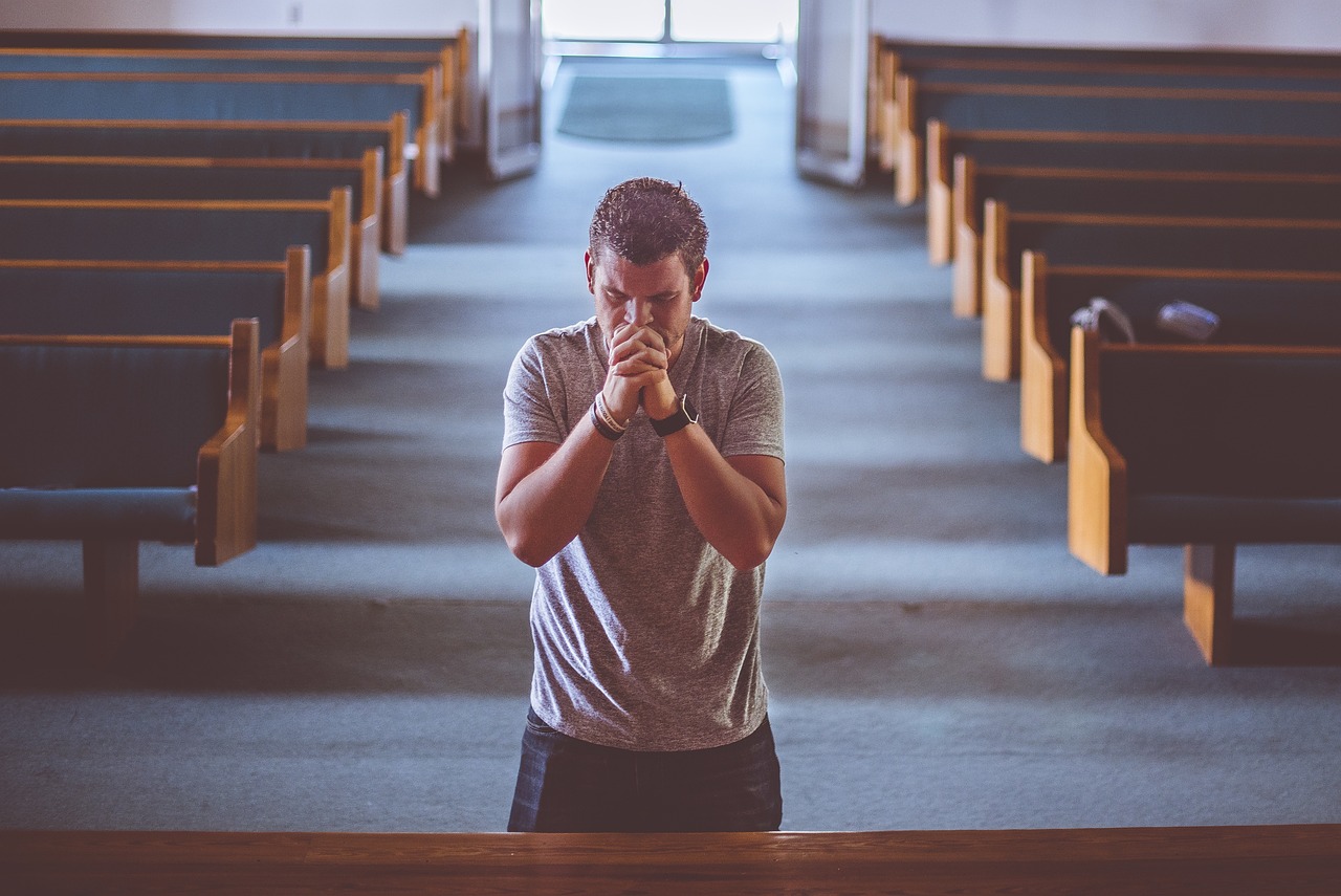 1280x855 Man Praying Church - Free photo on Pixabay - Pixabay