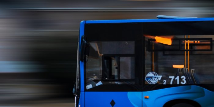 1000x1250 750+ Bus Pictures | Download Free Images on Unsplash